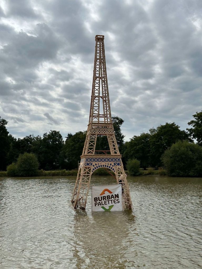 Tour Eiffel en bois de palettes